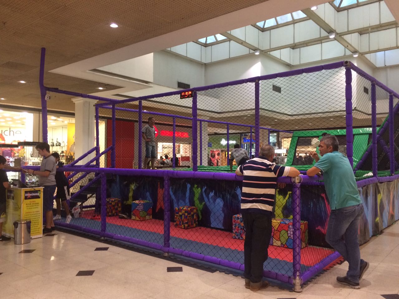 Arena de trampolins é atração no Taubaté Shopping