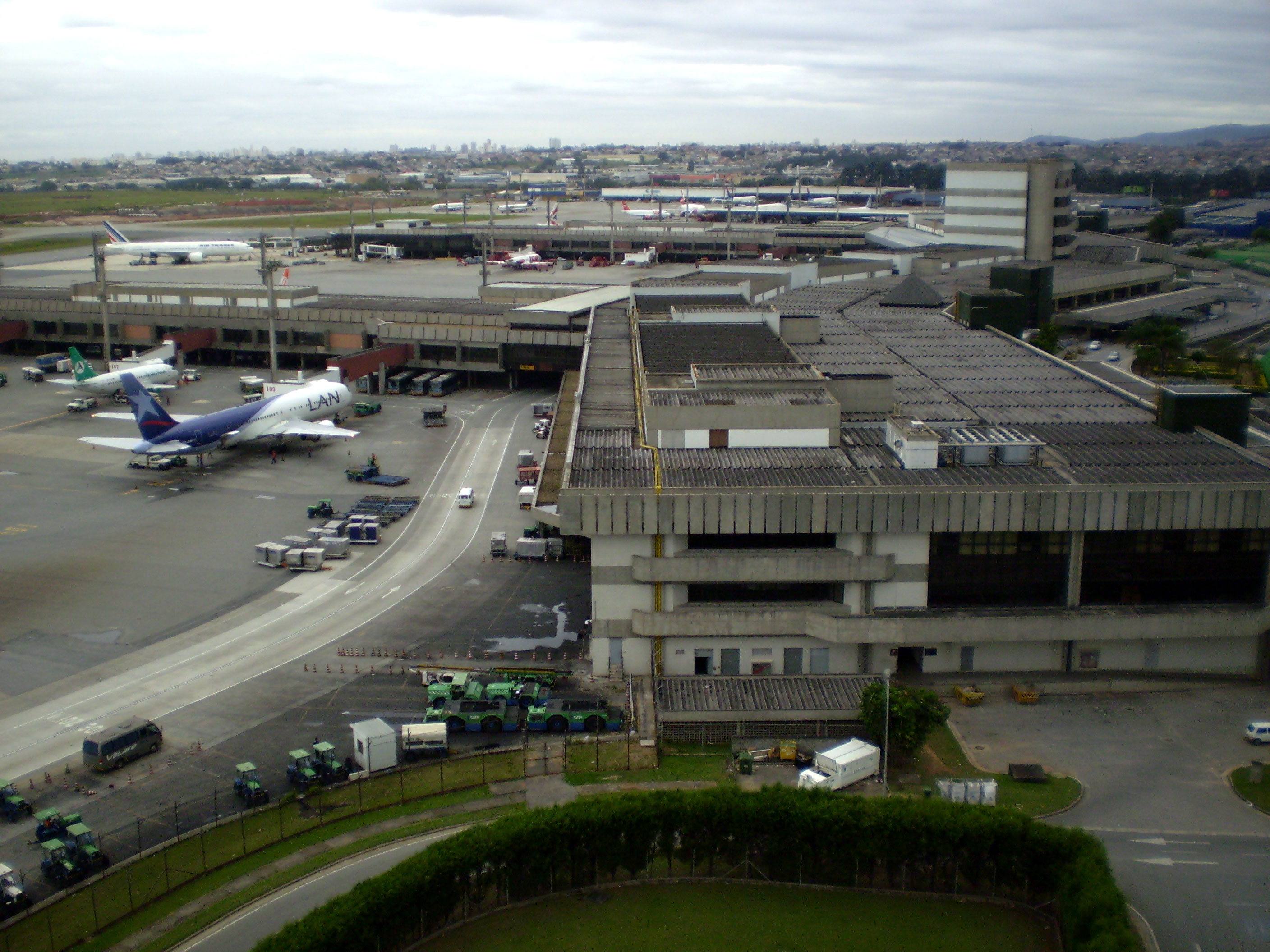 Dutra fecha acesso ao Aeroporto Internacional de Guarulhos