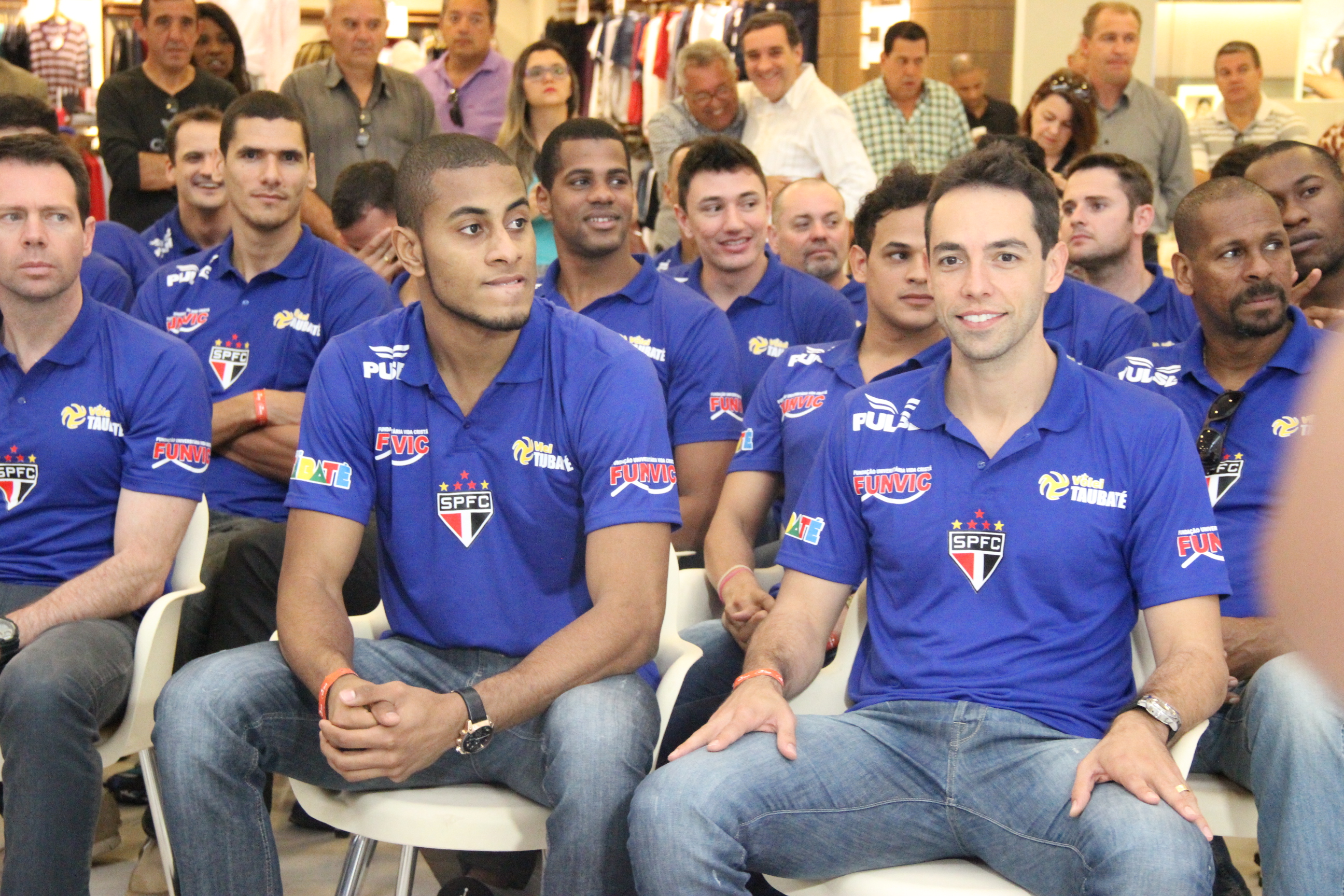 Jogadores do Vôlei Taubaté visitam cerca 700 alunos em escola