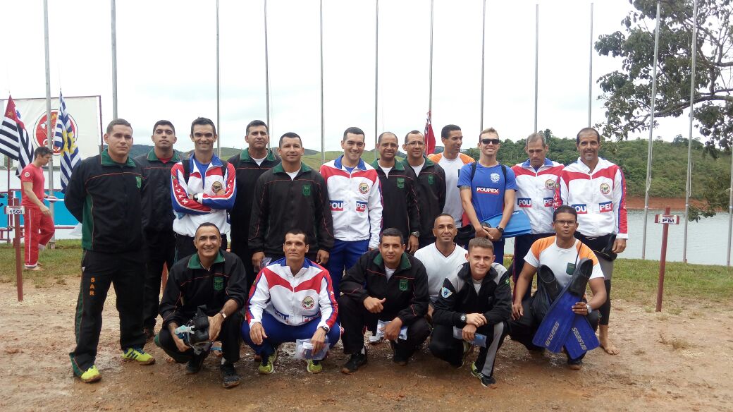 Equipe de Triathlon da AvEx na Prova de Natação Equipada do Corpo de Bombeiros