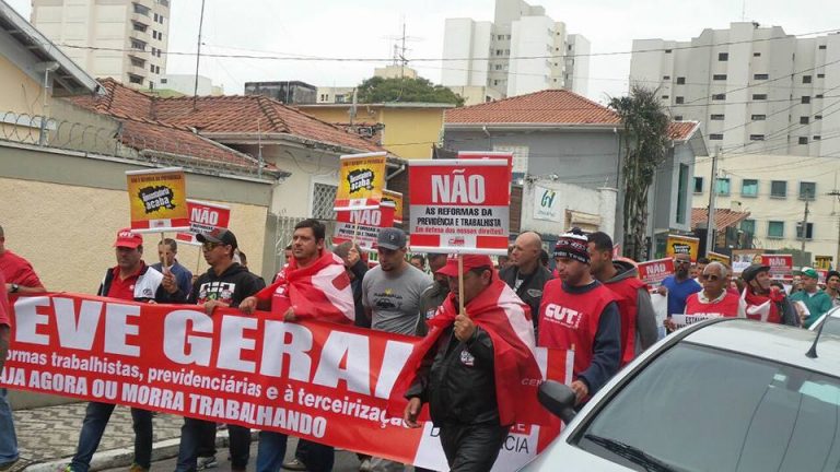 Manifestantes fizeram passeata pelo centro de Taubaté