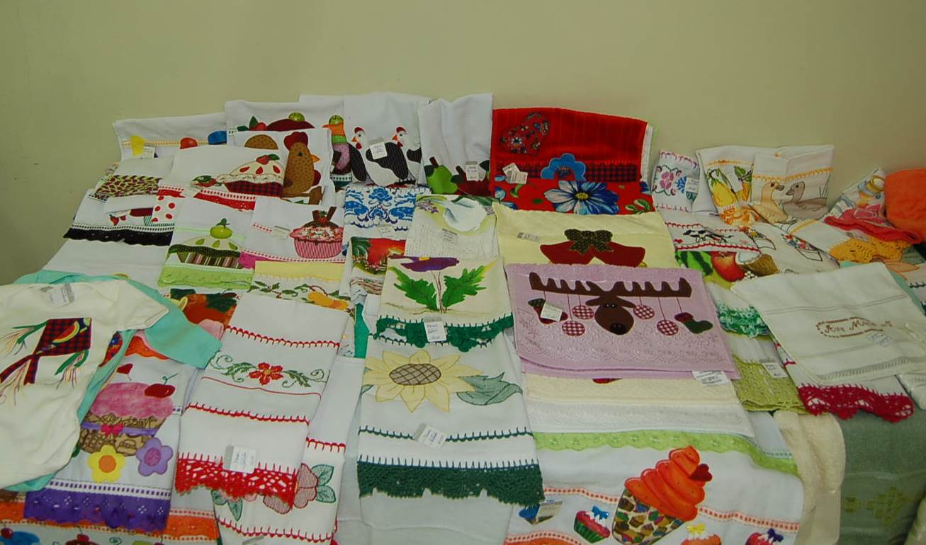 Alunas da Escola do Trabalho de Taubaté realizam feira para o Dia das Mães