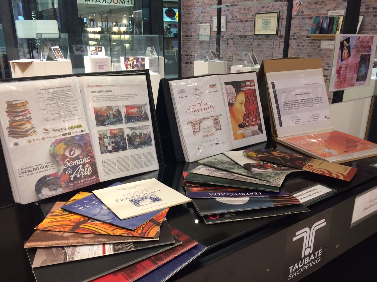 Taubaté Shopping homenageia cantora taubateana