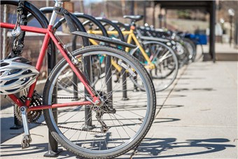 Proposta inclui bicicletários em farmácias