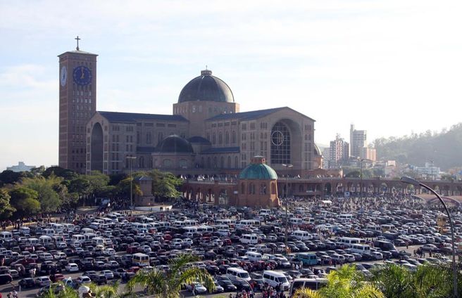 Basílica de Aparecida é destino para milhares de fiéis no feriado prolongado