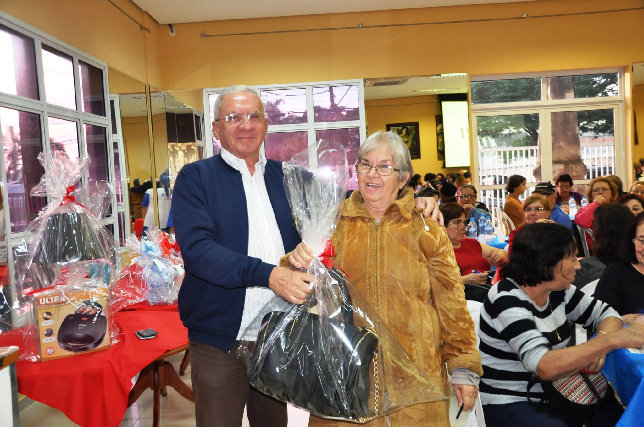 Idosos têm tarde de bingo na Irmandade de Taubaté