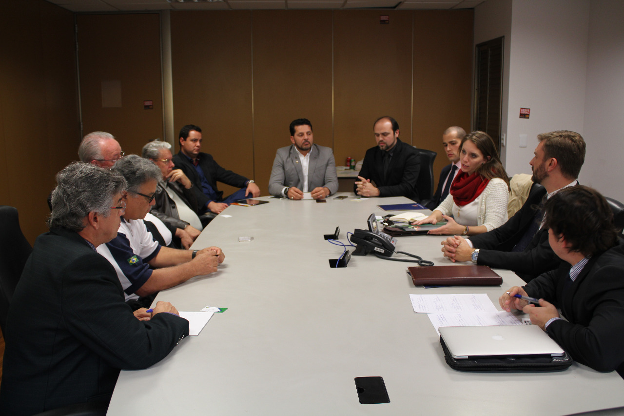 Reunião define ações para aperfeiçoamento do projeto que proíbe pulverização