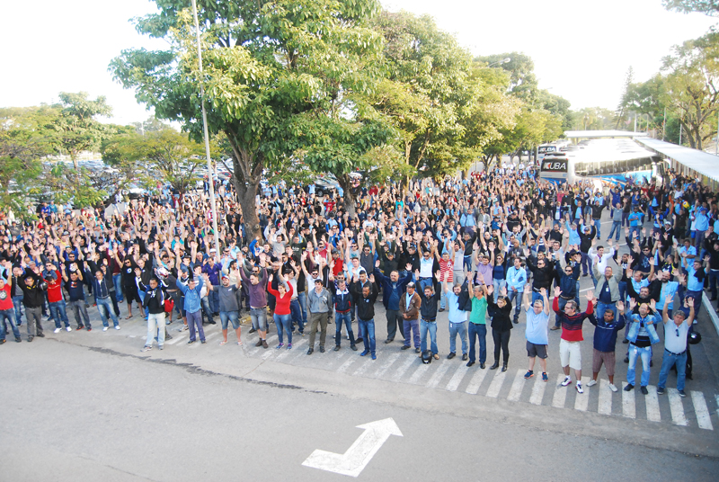 Funcionarios da Ford retornam ao trabalho