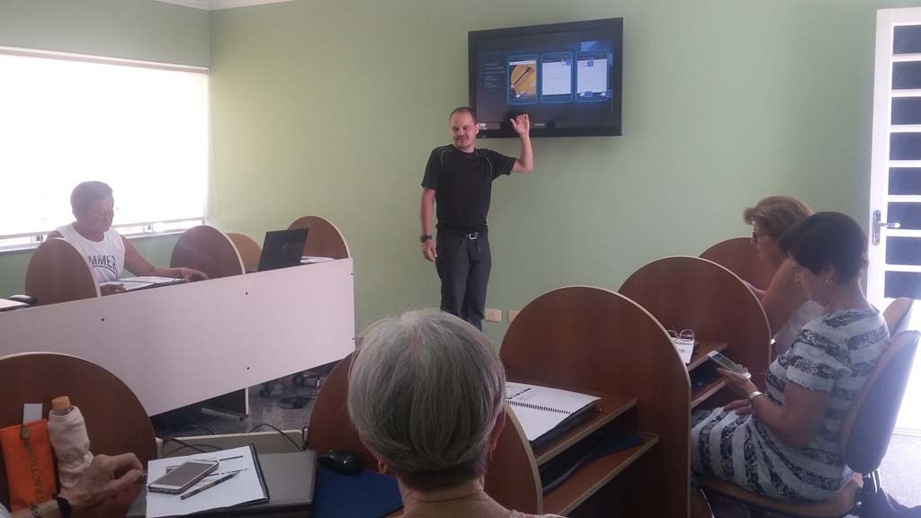 Irmandade de Taubaté aposta em inclusão digital dos idosos