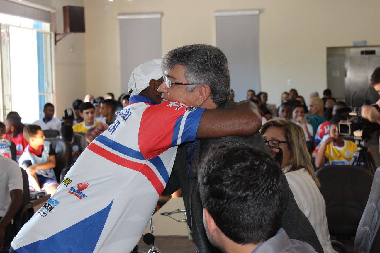 Padre Afonso incentiva projeto que utiliza futebol para promover jovens e adolescentes