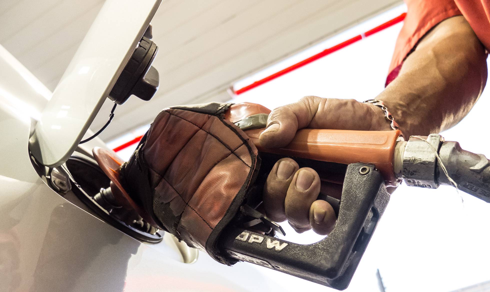 Gasolina sobe R$0,41 por litro