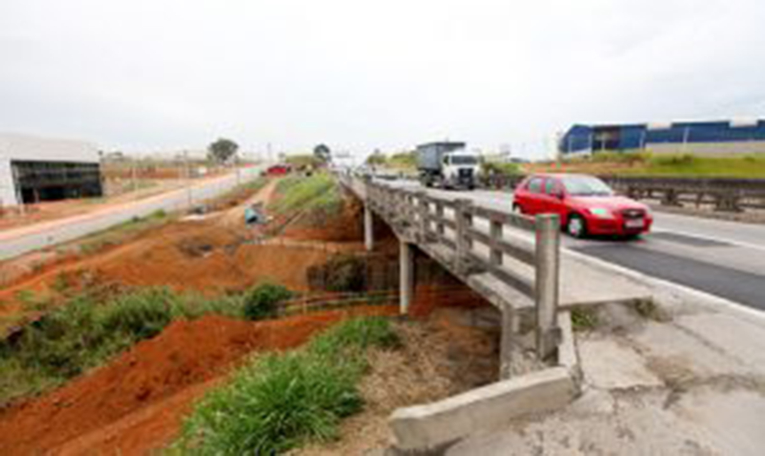 Obras de modernização de viaduto exigem mudanças no tráfego da via Dutra