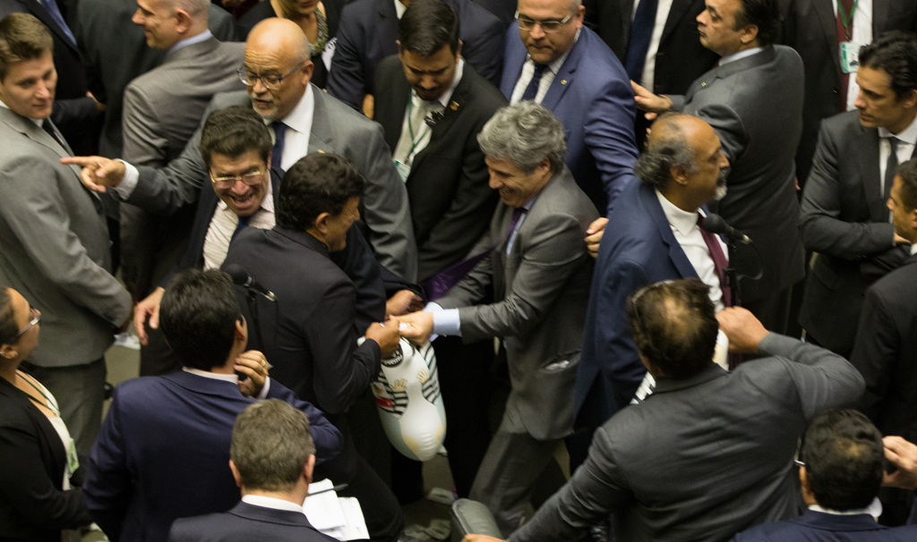 Os nomes dos 263 deputados que salvaram Michel Temer na Câmara