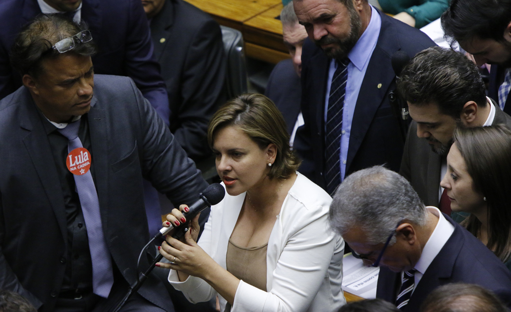 Pollyana vota a favor das investigações contra presidente