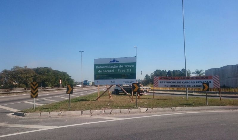 Obras no trevo de Jacareí exigem interdição de retorno na via Dutra