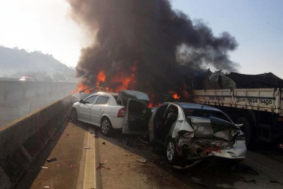 Acidente na Carvalho Pinto deixa 2 mortos e 20 feridos