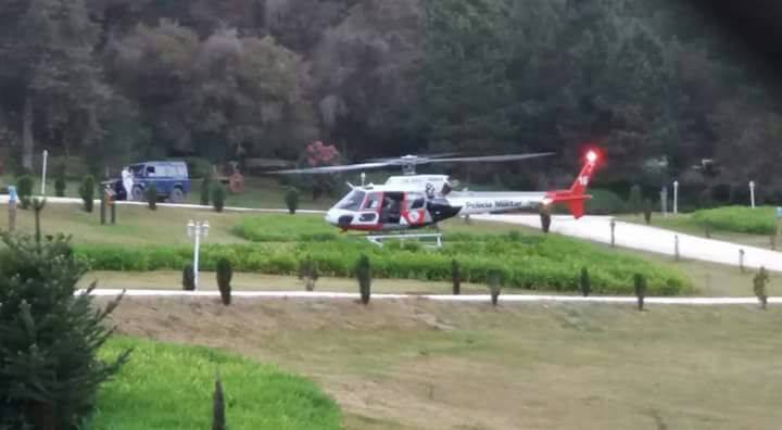 Helicóptero da Polícia ajuda combater fogo na mata de Campos do Jordão