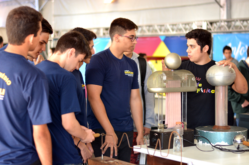 Feira de Profissões recebe alunos de Taubaté e região