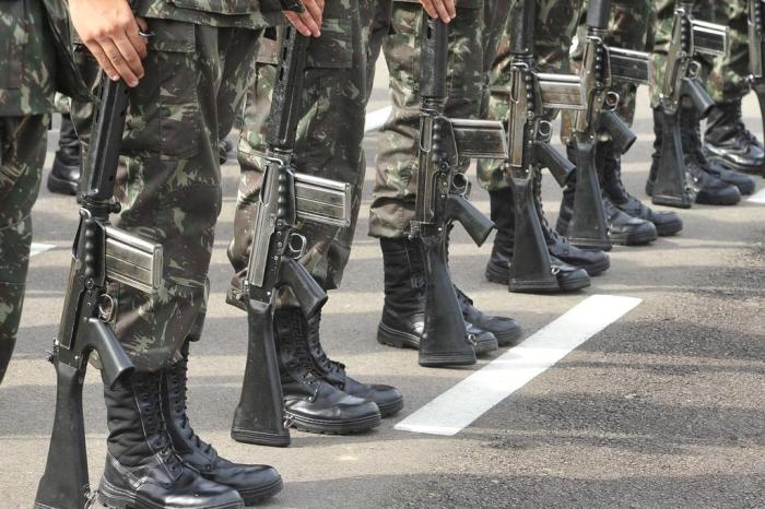 43% dos brasileiros aprovam  intervenção militar