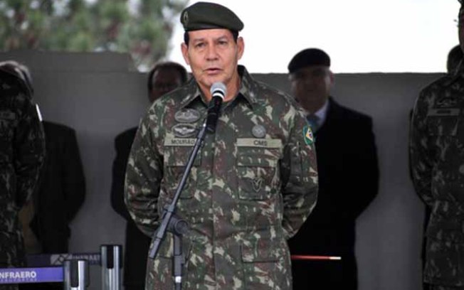 Em evento, general do Exército sugere intervenção militar