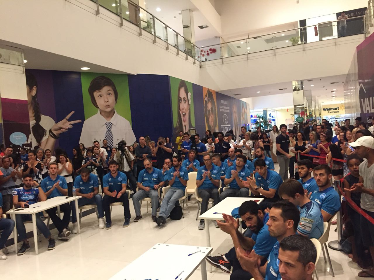 Noite de autógrafos reúne fãs do Vôlei Taubaté no Via Vale