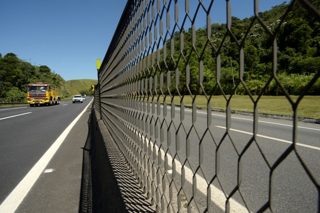 Começa implantação de telas antiofuscantes no trecho paulista da Dutra