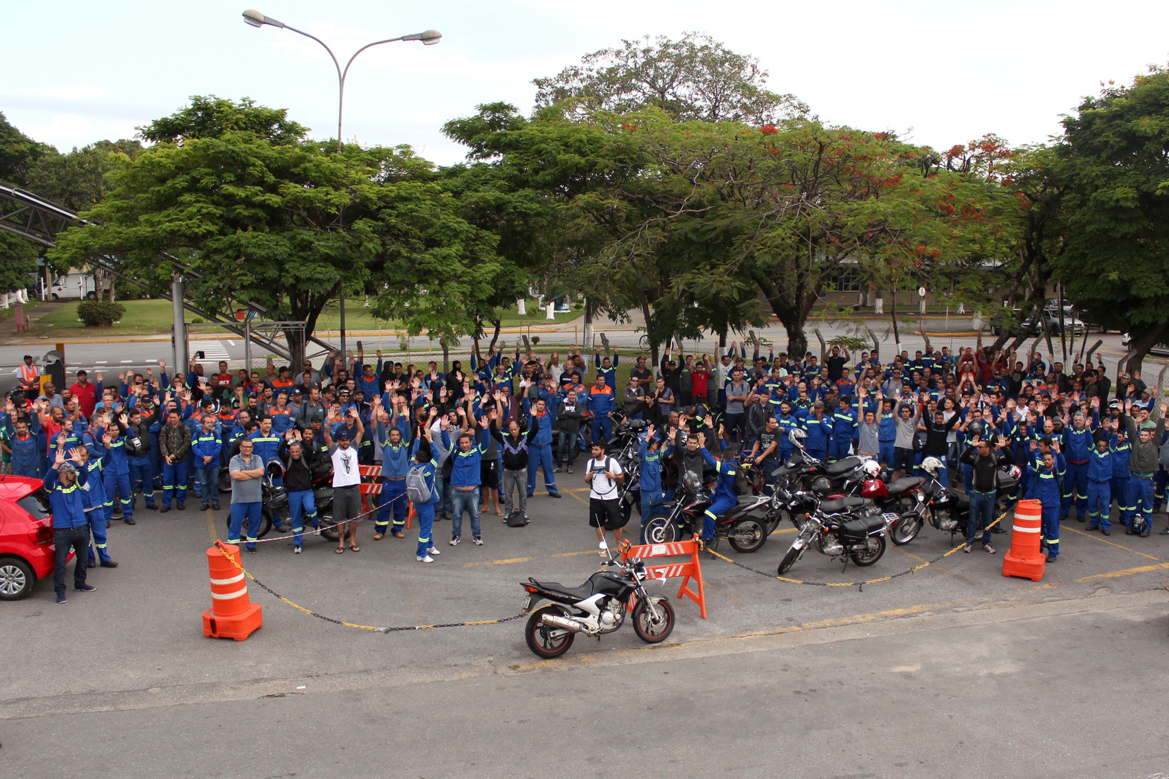 Trabalhadores da Novelis entram em greve pela campanha salarial