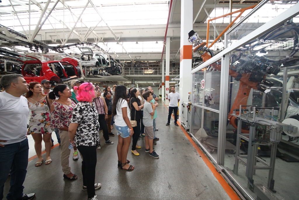 Mais de 400 pessoas participam da visita à fábrica da Volks Taubaté
