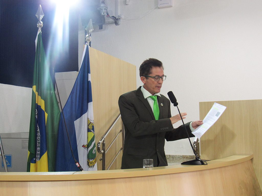 Vereador Dentinho solicita lixeiras em todos os pontos de ônibus de Taubaté