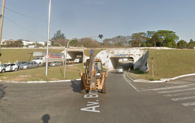 Prefeitura testa conversão em cruzamento