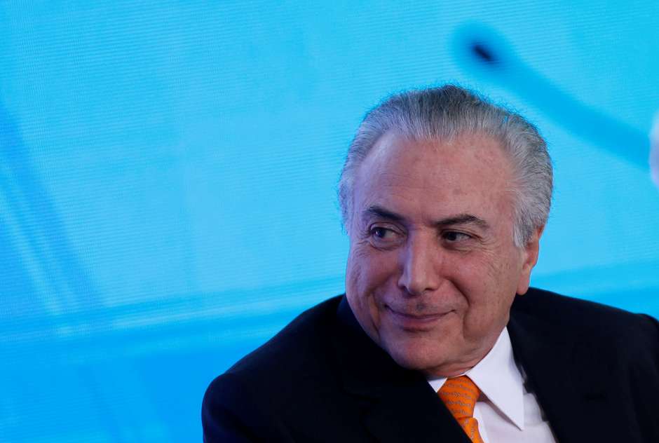 Temer antecipa reforma e trocará todos ministros candidatos