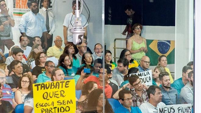 Votação do “Escola sem partido” fica suspensa