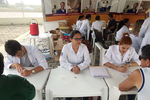 Alunos de enfermagem realizam atendimentos em postos da região
