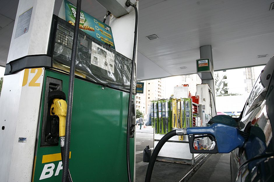 Gasolina atingi recorde, Petrobras sobe preço em 1,8%