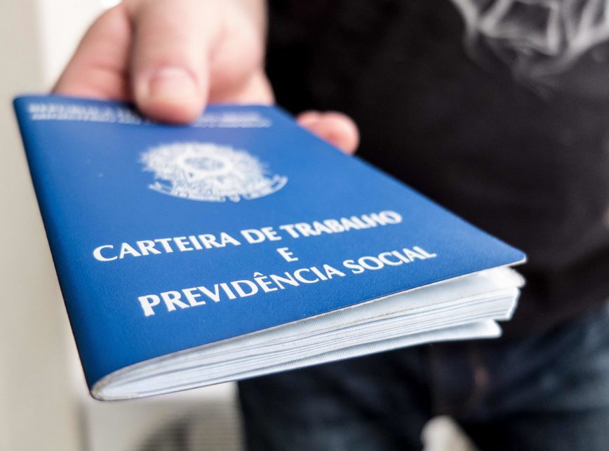 Informalidade no mercado de trabalho faz desemprego cair, diz IBGE