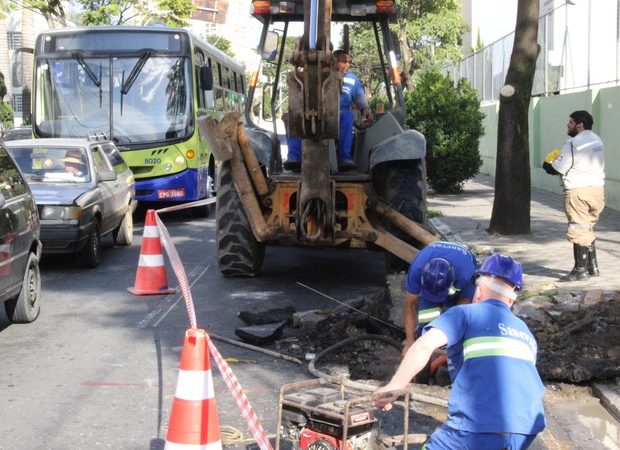 Obras da Sabesp restringem tráfego no centro de Taubaté