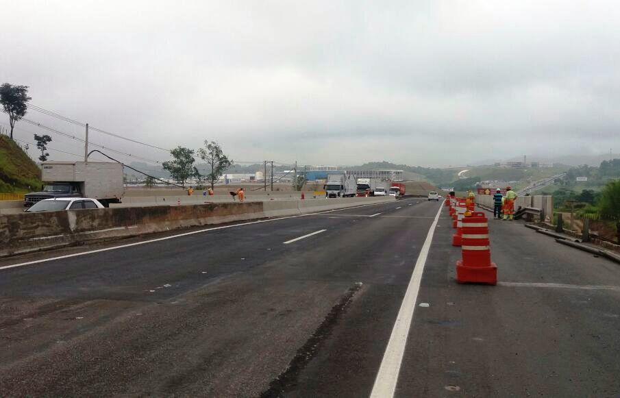 CCR NovaDutra libera faixa de rolamento em Jacareí