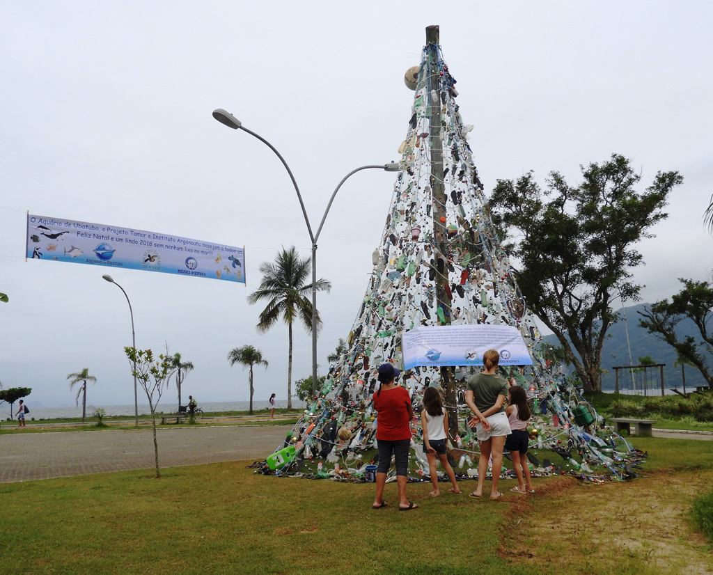 Aquário de Ubatuba, Projeto Tamar e Instituto Argonauta montam árvore de Natal com lixo encontrado no mar