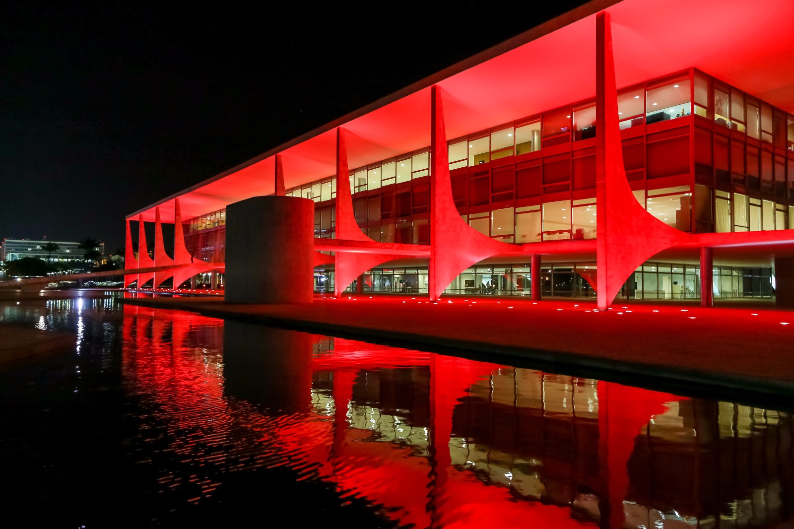 Prédios públicos são iluminados em campanha Dezembro Vermelho