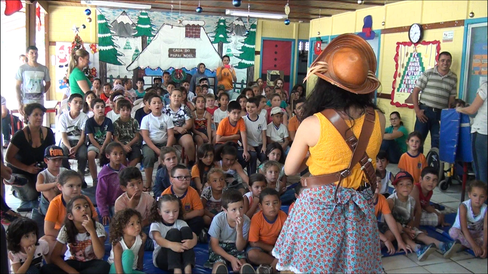 Papai Noel do Sincovat entrega presentes para alunos de São Luiz do Paraitinga