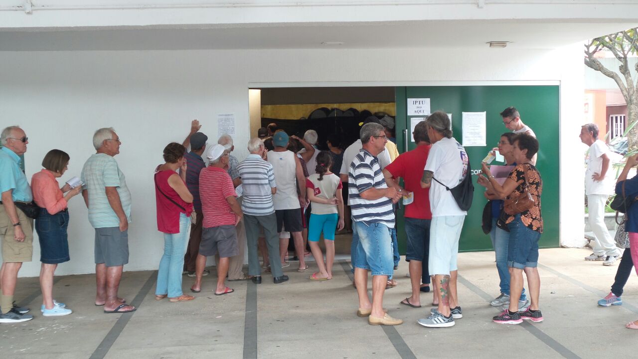Fila para pegar carnê do IPTU 2018 em Taubaté é enorme