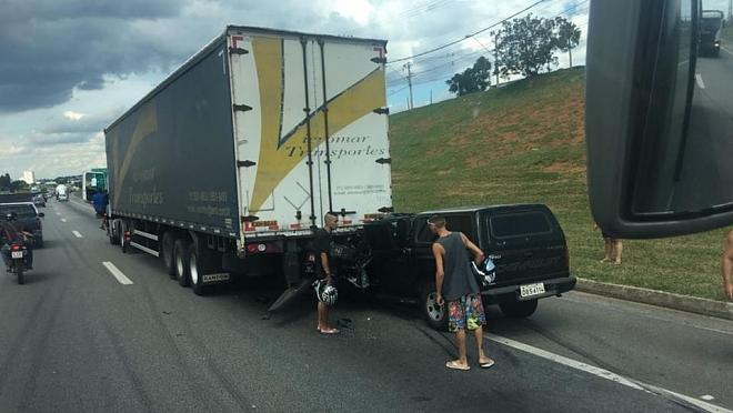 Acidente na Dutra fecha pista para resgate