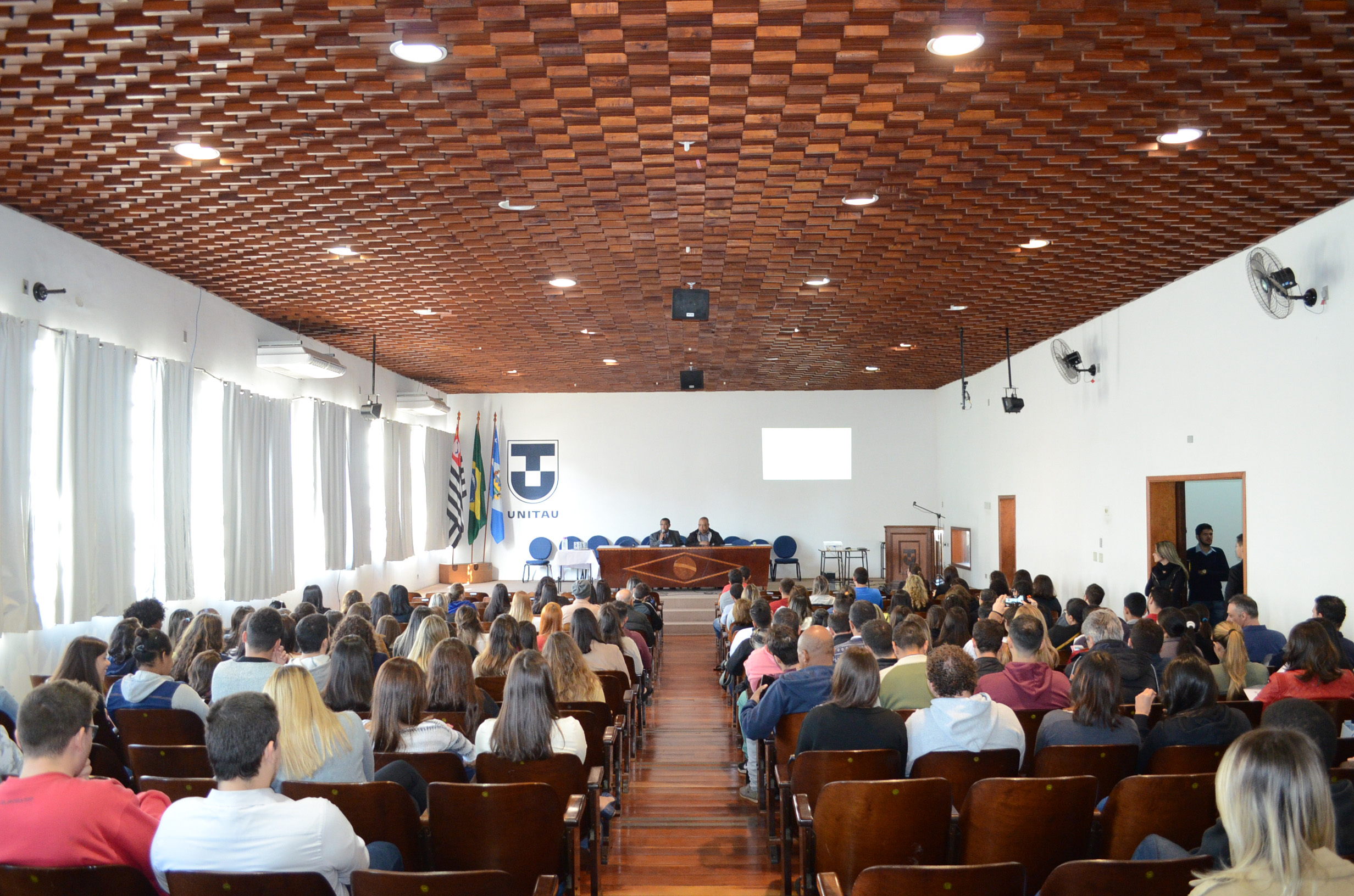Alunos organizam evento para abordar os direitos da mulher
