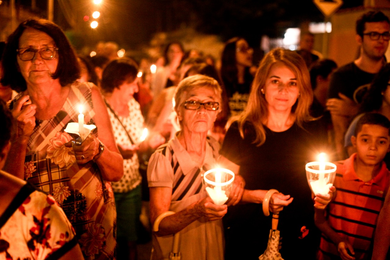 Paróquia Nossa Senhora Aparecida realiza procissão do fogaréu em Taubaté