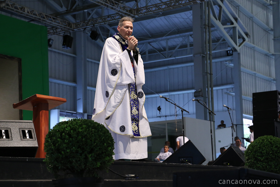 Padre Marcelo Rossi celebra missa em evento na Canção Nova