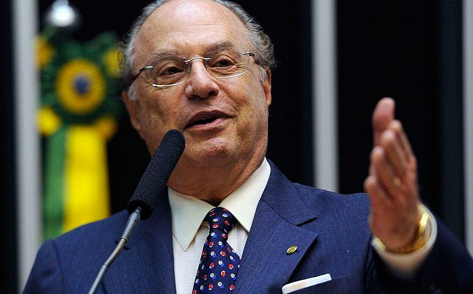Maluf permanece internado com problema pulmonar