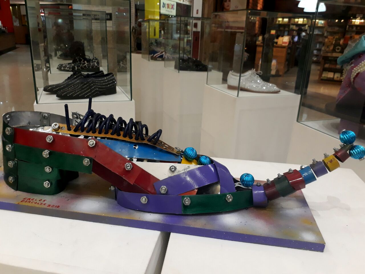 Taubaté Shopping recebe exposição sobre sapatos