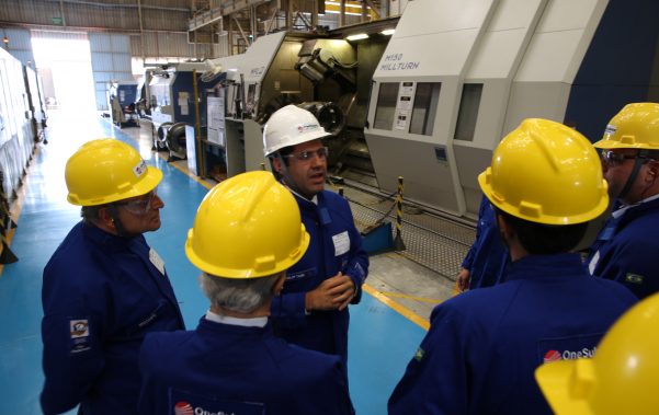 Meirelles visita as instalações da OneSubsea e destaca o momento do setor de petróleo e gás no Estado