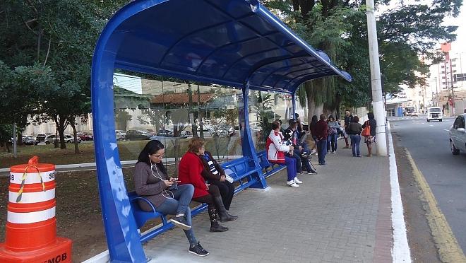 Praça Santa Teresinha ganha abrigo  de ônibus