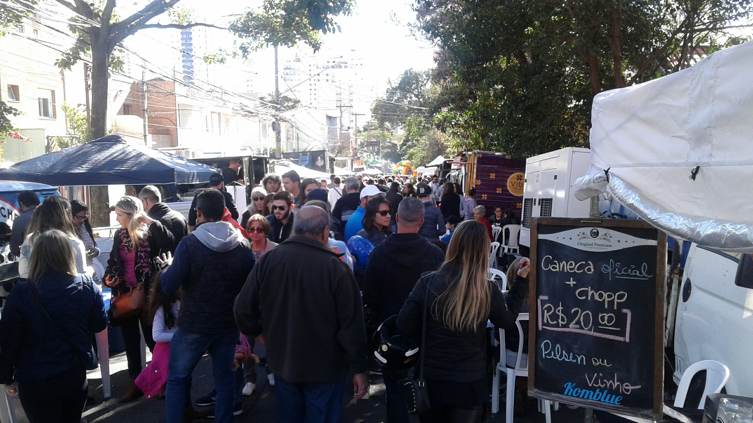 Artista visual de Taubaté pinta painel no Festival Bier Burguer Brasil